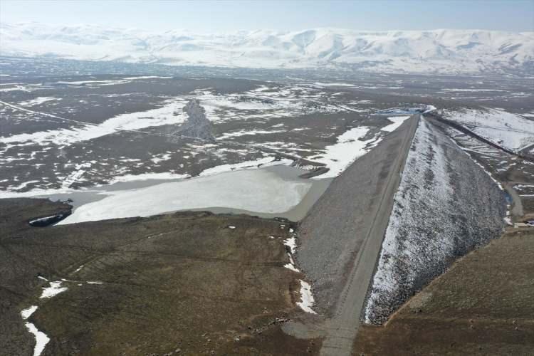 <p>Geçen yılın kurak geçtiğini, özellikle kuru tarım faaliyeti yürütenlerin bundan etkilendiğini kaydeden Aslan, yağış azlığından barajlardaki su seviyesinin de etkilendiğini aktardı.</p>
<p> </p>
