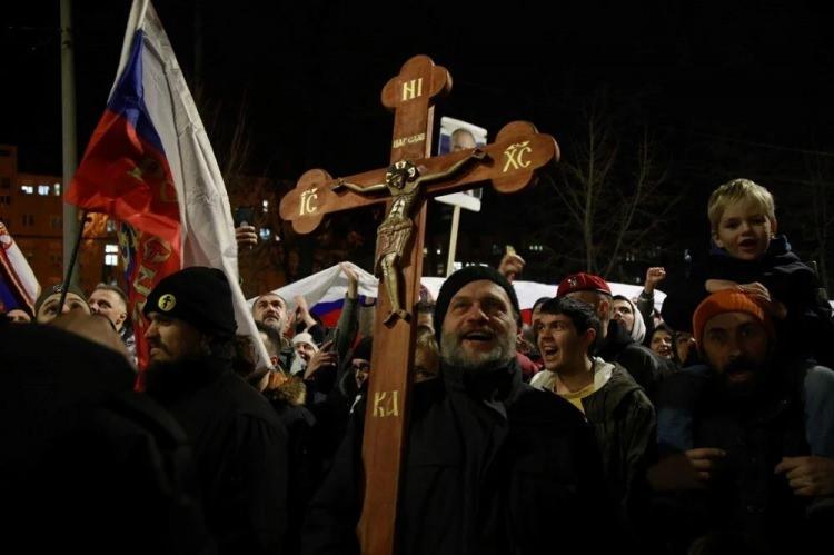 <p>Sırbistan'ın Ukrayna'nın toprak bütünlüğünün korunmasına tam destek verdiğini belirten Sırbistan Cumhurbaşkanı Aleksandar Vucic, "Sırbistan, bölgede barışı korumak için anayasasının ilkelerine bağlı kalmaya devam edecek." diye konuşmuştu.</p>