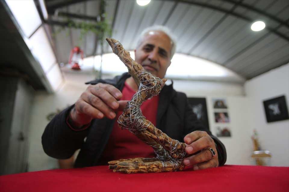 <p>Ağaç köklerinin ayrıca atalarının, yaşadıkları topraklara bağlılığına şahit olduklarını belirten Şedifat, "Her insanın, sanatçının dünyaya mesajını gönderme şekli farklıdır. Ben de böyle bir yol seçtim." ifadelerini kullandı.</p>
<p> </p>
