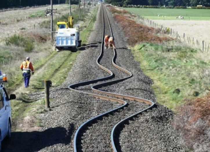 <p>Üzerinden deprem geçmiş bir tren yolu.</p>