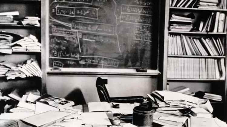 <p>Einstein öldükten 1 saat sonra çekilen boş masasının fotoğrafı.</p>
