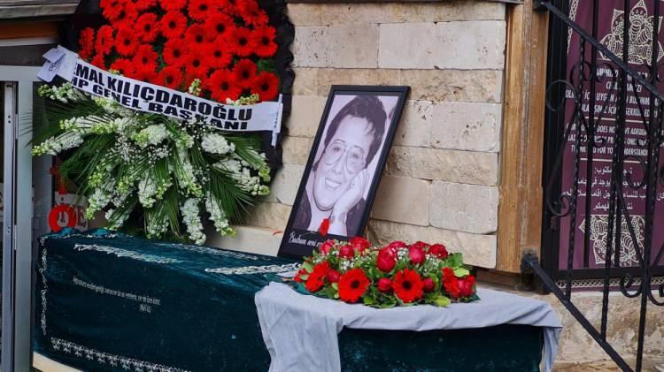 <p>Muğla’da yaşamını yitiren ünlü sanatçı Akrep Nalan uzun yıllar yaşadığı Bodrum ilçesinde toprağa verildi. Törene sanat dünyasından katılımının az olduğu görüldü.</p>
