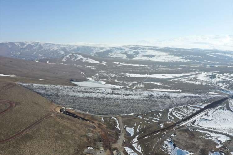 <p><strong>- Barajların doluluk oranında ciddi artış bekleniyor</strong></p>

<p>DSİ 10. Bölge Müdür Yardımcısı Fazıl Aslan da dünyada küresel ısınmadan kaynaklanan olumsuzlukların yaşandığını, Türkiye'de de bu etkilerin görüldüğünü söyledi.</p>

<p> </p>
