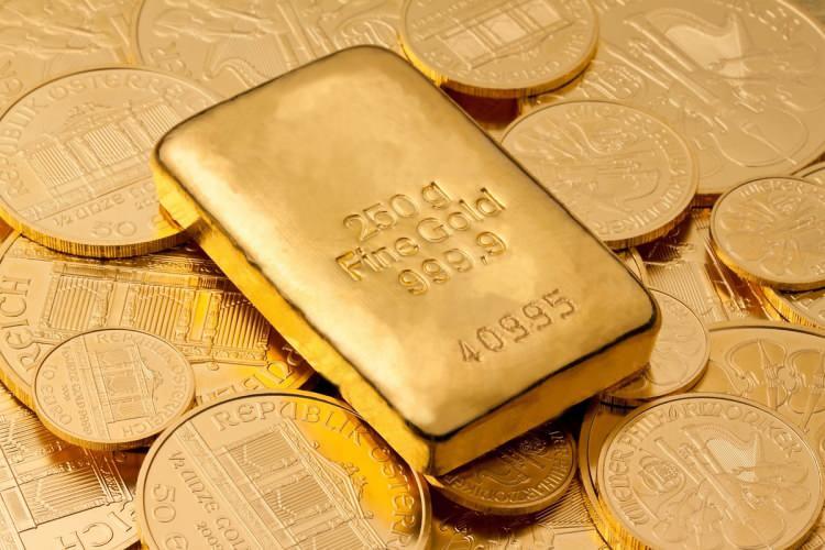 <p>Uluslararası piyasalarda spot altın fiyatı 1.920-19.40 bandında. Rus birliklerinin Ukrayna'ya girdiği gün ulaştığı 1.974 dolar/onsun altına çekilmekle birlikte fiyatlar 1 ay öncesine göre yüzde 7 yukarıda. Tarihsel analizler, altının jeopolitikle bağlantılı olaylara yükselerek tepki verdiğini gösteriyor.</p>

