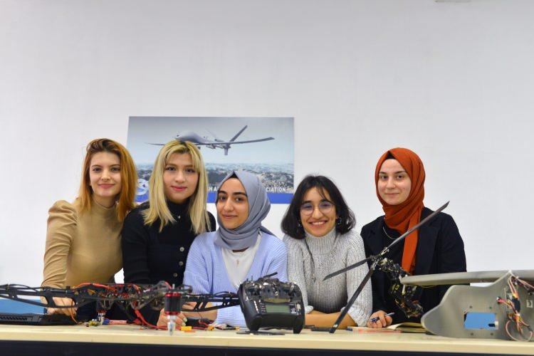 <p>6 saat uçabilen İHA, uzun süre ormanı gözetleyerek, yangınları tespit edebilecek. İHA, özellikle sınır güvenliğinde görev yaparken şeffaf yapısı ile açık hedef haline gelmekten de kurtulacak. Öğrenciler, 6 saat uçabilen görünmez İHA ile Teknofest 2022'ye katılacak.</p>
<p> </p>