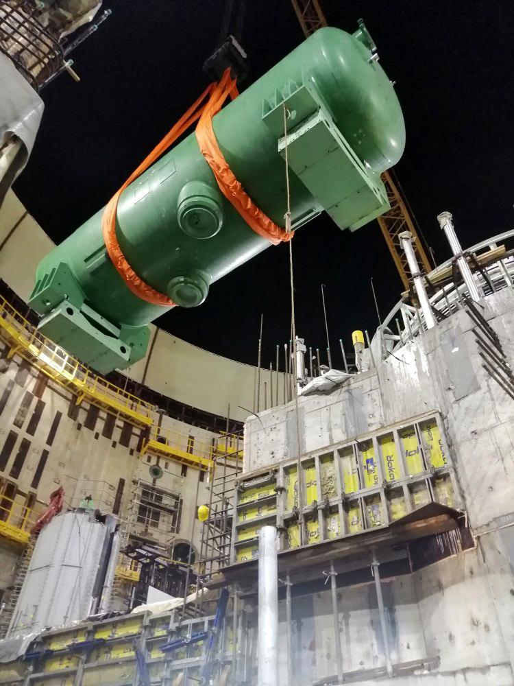 <p>Montaj işlemi, ekipmanın vinç yardımıyla reaktör binasının açık üst silindirik bölümünden indirilmesine dayanan "Open Top" teknolojisi kullanılarak yapıldı.</p>

<p> </p>
