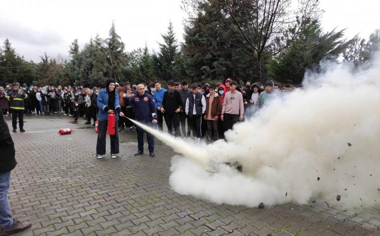 <p>Çavuşoğlu, “Son olarak; lise öğrencileri ile öğretmenlere deprem öncesi, deprem anı ve deprem sonrası neler yapılması gerektiği, tahliye ve toplanma bölgesinin önemi, 112 Acil Çağrı Merkezine verilen ihbarlarda dikkat edilmesi gerekenler ve portatif yangın söndürme cihazı teori ve uygulamalı olarak eğitimler verildi” diye konuştu.</p>
