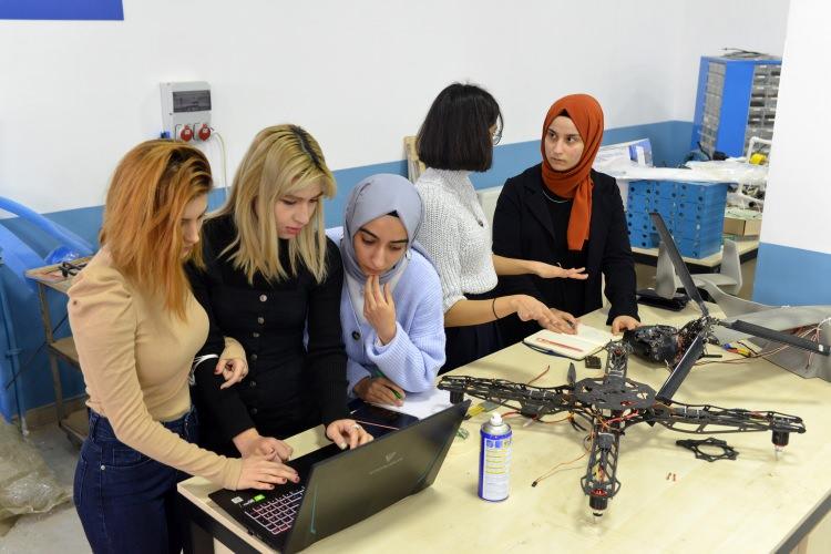 <p>THK Üniversitesi Makine Mühendisliği 2'nci sınıf öğrencileri Rabia Tuana Atak, Şeymanur Sırtlı, Elektrik Elektronik Mühendisliği 2'nci sınıf öğrencisi Beyza Nur Büyükyaprak, Mekatronik Mühendisliği 3'üncü sınıf öğrencisi Duygu Nur Kibar, Bilgisiyar Mühendisliği 2'nci sınıf öğrencisi Ümmühan Şahin'den oluşan 'Burlas' takımı, orman yangınlarının tespiti ve sınır güvenliğinde kullanabilecek hibrit-İHA tasarladı.</p>
<p> </p>