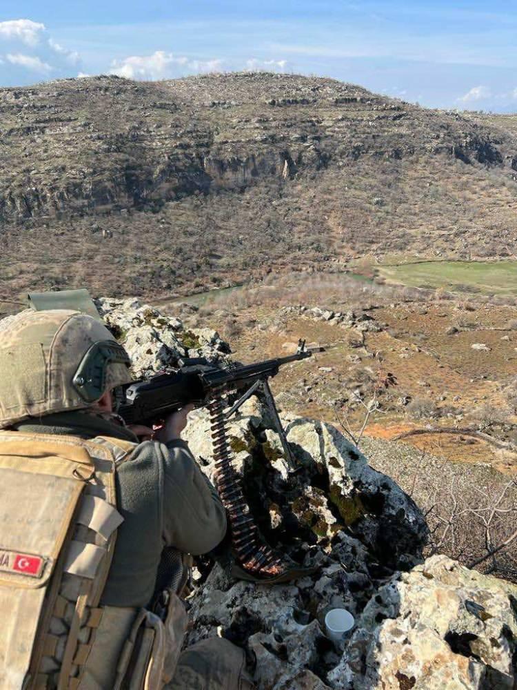 <p>İ&ccedil;işleri Bakanlığı'ndan yapılan yazılı a&ccedil;ıklamaya g&ouml;re; PKK ter&ouml;r &ouml;rg&uuml;t&uuml;n&uuml; &uuml;lke g&uuml;ndeminden &ccedil;ıkarmak ve b&ouml;lgede barındığı değerlendirilen ter&ouml;ristleri etkisiz hale getirmek amacıyla Diyarbakır'da 'Eren Kış-27 Jandarma Astsubay &Ccedil;avuş Erdal Şen Operasyonu' başlatıldı.&nbsp;</p>
