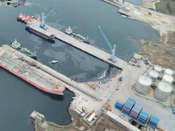<p>Çevre Koruma ve Kontrol Dairesi Başkanlığı ekipleri, liman yetkilileri ile birlikte yakıtın denize daha fazla sızmasını engellemek amacıyla kirliliğin oluştuğu bölgede önlem aldı.</p>