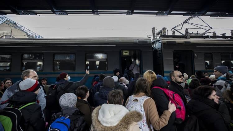 <p>Rusya'nın saldırısı altındaki Ukrayna'nın başkenti Kiev'i terk etmek isteyen çok sayıda kişi, Kiev Tren İstasyonunda binebilecekleri bir tren bulmaya çalıştı.</p>

<p> </p>
