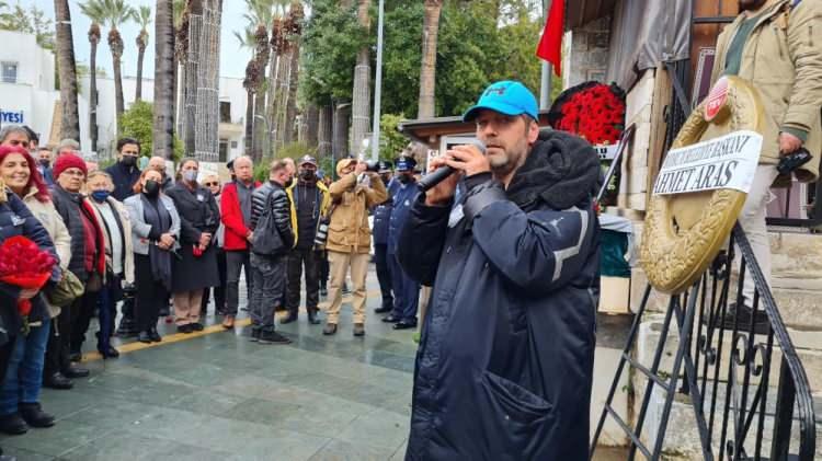 <p>İkindi namazının ardından düzenlenen cenaze törenine; ailesi, yakınları ve sanatçı dostlarının yanı sıra Bodrum Kaymakamı Bilgehan Bayar, Belediye Başkan Yardımcısı Ummahan Yurt, eski bakanlardan İmren Aykut ile sevenleri katıldı. Törene sanatçı dostlarından az katılımın olması ise dikkati çekti.</p>