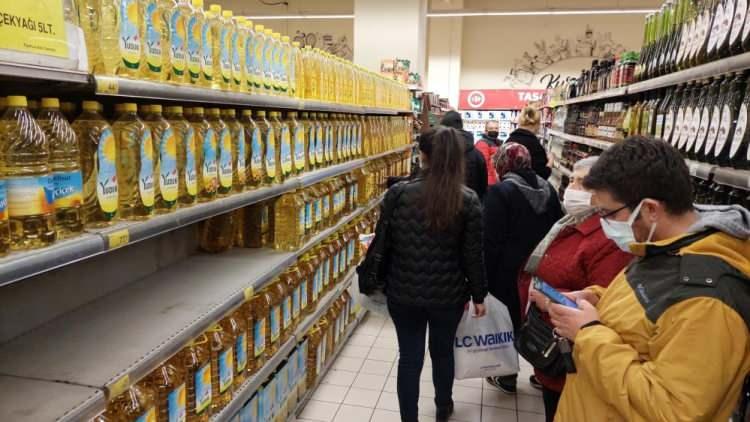 Zincir marketlerin oyunu bitmiyor: 'Yağ bitecek' iddiası paniğe yol açtı