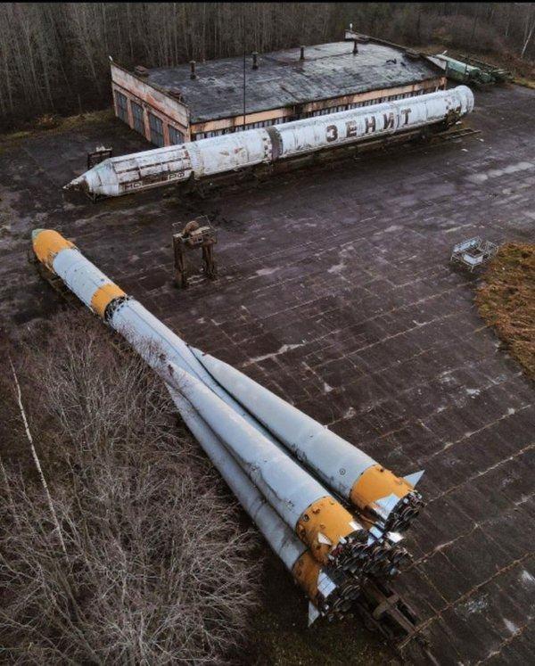 <p>İki dev roket, Zenith ve Molniya, Rusya'nın Leningrad Oblastı ormanlarında yatıyor.</p>
<p> </p>