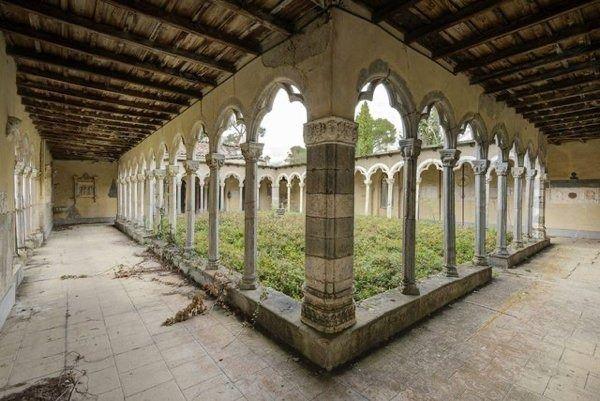 <p>1332'de G&uuml;ney Fransa'da inşa edilen terk edilmiş manastır.</p>

<p>&nbsp;</p>
