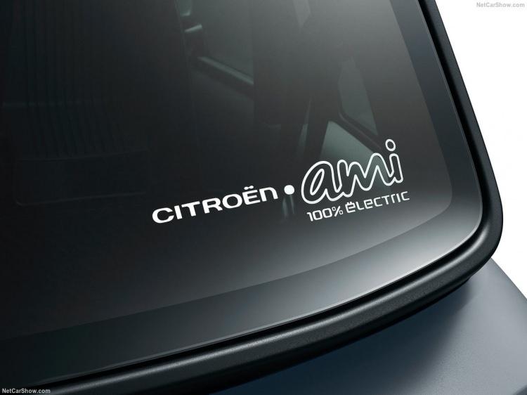 <p>Citroen AMI'yi şarj etmek için yolcu kapısının içinde bulunan entegre kabloyu, standart bir prize (220 V), tıpkı bir akıllı telefon veya dizüstü bilgisayar gibi takmak yeterli oluyor.</p> 