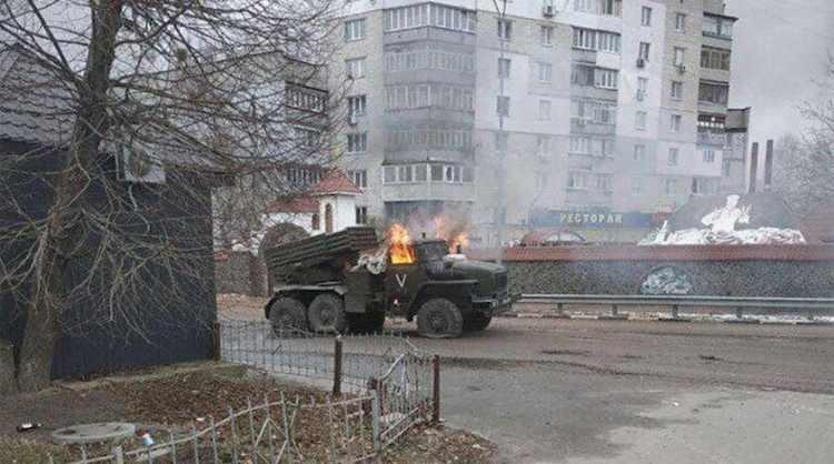 <p>Tüm dünya Rusya Ukrayna savaşını izlerken bölgeden gelen fotoğraflar çatışamanın şiddetini artırdığını gösteriyor. </p>
