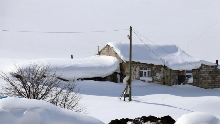 <p>37 ilde beklenen kar çarşamba gününden itibaren etkisini artıracak. Cumartesi günü ise yurdu terk edecek.<br />
<br />
<span style="color:#FF8C00"><strong>İŞTE KAR YAĞIŞININ BEKLENDİĞİ İLLER</strong></span></p>