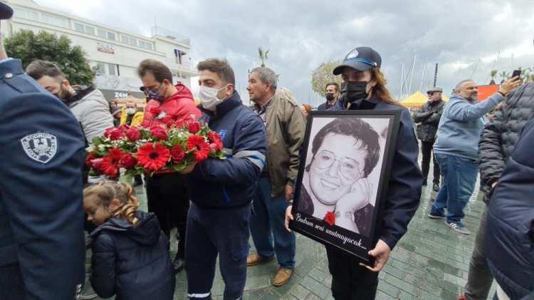 <p>Kılınan cenaze namazının ardından cenaze zabıta ve cenaze hizmetleri görevlilerince camiden alınarak cenaze nakil aracına konuldu. Tabut araca konulduğu sırada sevenleri karanfiller attı, belediye hoparlörlerinden sanatçının Bodrum’la özdeşleşen şarkısı “Halikarnas” çalındı. Torba Mezarlığı'na götürülen Akrep Nalan'ın cenazesi dualarla toprağa verildi.</p>