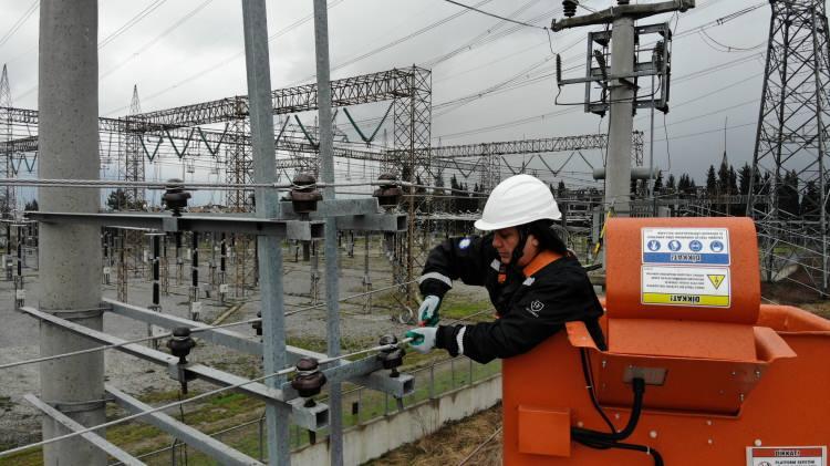 <p>“Sağ ol elektrik geldi’ denilince bizim bütün yorgunluğumuz geçiyor” </p>

<p> </p>

<p>Meslek hayatında yaşadığı zorluklardan da bahseden Fatma Ardıç, “Çok gurur veriyor mesleğim iyi ki seçmişim diyorum. Gördüğüm her yerde kız çocuklarımıza da bahsediyorum. Enerji sektöründe sayımız o kadar az ki, çoğalması için elimizden ne geliyorsa hep birlikte yapacağız inşallah. Zorlukları var; insan ve hayvan faktörü, hava şartları var. Bunlarla baş ederken bir tık modumuz düşme aşamasına yaklaşırken, oradan vatandaşın biri gelip ‘Sağ ol elektrik geldi’ diye gelince bizim bütün yorgunluğumuz geçiyor” şeklinde konuştu.</p>
