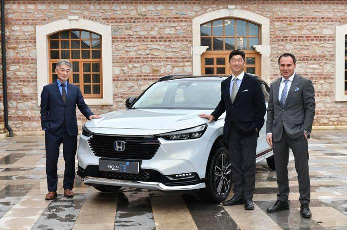 <p><strong>ONLINE SATIŞ SÜRECİ BAŞLATACAK</strong></p>
<p>Öte yandan, Honda Türkiye’de 1 Nisan 2022 tarihi itibari ile başkanlık görevini devralacak olan Satoru Yamada da, Honda Türkiye’nin 2022 yılı boyunca dijitalleşme alanında önemli adımlar atacağının altını çizdi. Yamada, "Müşteri deneyimi bizim için çok önemli. Dolayısıyla müşteri deneyimlerini dijital ortamlara da geliştirerek taşımaya devam edeceğiz" diye konuştu.</p>