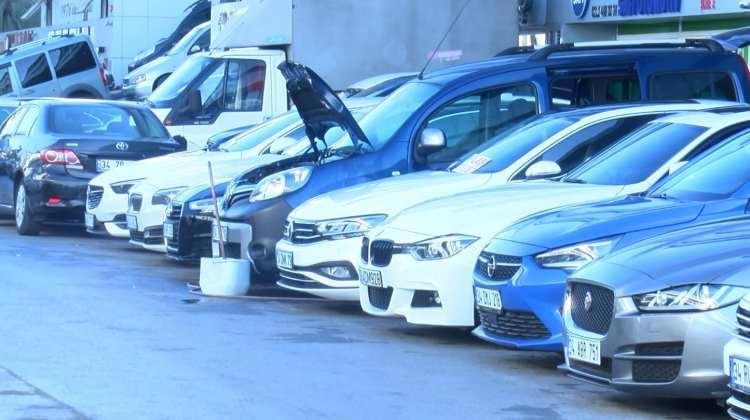 <p>Rusya'nın çelik üretiminde önemli rol oynayan kilit oyunculardan biri olduğuna vurgu yapan Aşçı, "Bu üretim süreçlerinde ortaya çıkan gazları komşusu Ukrayna’ya ihraç ediyor. Ukrayna’daki şirketler liman kentlerindeki özel tesislerde ayrıştırıp saflaştırarak neon ve benzer gazları elde ediyor.<strong> 2014'te Kırım'ın ilhakı zamanlarında da benzer bir kriz yaşanmış ve çip sektörü sorunlar yaşamıştı. Rusya’nın buradaki tesislere, altyapıya vereceği bir zarar veya üretimi durduracak potansiyel bir hamlede bulunması çip krizini derinleştirebilir</strong>" dedi.</p>
<p> </p>