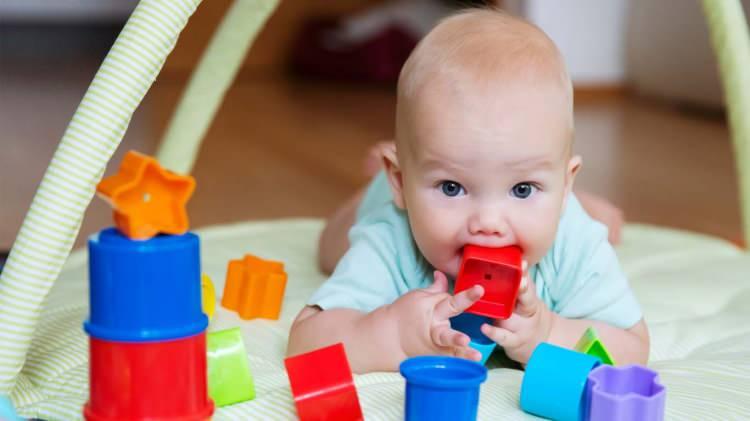 <p><strong>Bebeklerin gelişimi için beslenmeleri önemli olduğu kadar oyunlarda ön plandaki konulardan biridir. Özellikle motor gelişimi için faydalı olan oyunlar konusunda ise dikkatli olmakta fayda var. Çünkü bebekken bilinç altına yerleştirilen her durum ileri yaşlardaki gelişimi ve tercihleri etkiler. İlk 3 ay bebekle oynanması gereken oyunlar nelerdir? Bebeğin gelişimini destekleyen oyunlar</strong></p>
