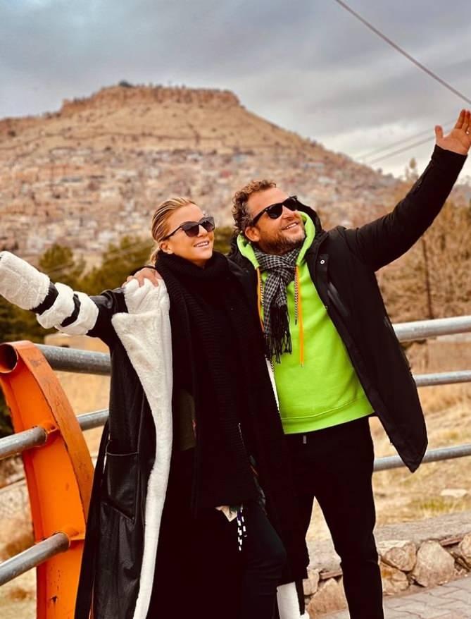<p><strong><span style="color:#800080">Geçtiğimiz yıl turizmci Sezer Değirmenci ile dünyaevine giren Sert, basın mensuplarından evliliğe dair gelen sorulara, "Hayatımda hiçbir şeyi değiştirmedi. Bizim ilişki güzeldi. 'Birbirimizi bulduk' diyebilirim. Maldivler'de evlenmek hayalimdi. Daha doğrusu Maldivler değil beyaz kum hayalimdi, Şile’de beyaz kum olmadığı için" şeklinde yanıt verdi.</span></strong></p>