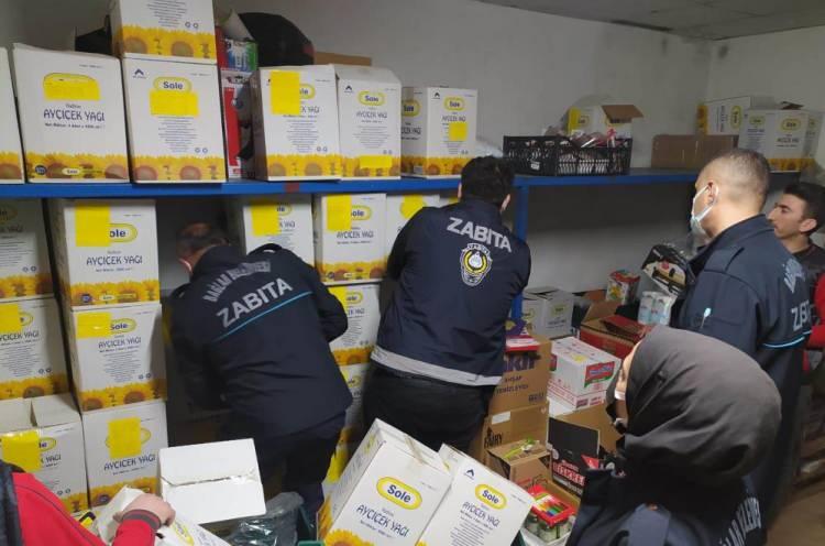 <p><strong>STOKÇULUĞA KARŞI DENETİMLER ARTTI</strong></p>
<p>Yağ fiyatlarına zam yapılacağı iddiasıyla stokçuluk yapılmasının önüne geçmek için zincir marketlere yönelik denetimler de artırıldı.</p>
