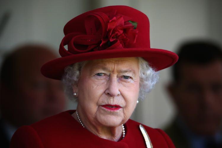 <p><span style="color:#800080"><strong>70 yıldır İngiltere tahtında hüküm süren Kraliçe II. Elizabeth son dönemlerin en merak edilen isimlerinden biri haline geldi. Peki Kraliçe II. Elizabeth kimdir? Elizabeth kaç yaşında tahta çıktı? Kraliçe II. Elizabeth kaç yaşında? Kraliçe II. Elizabeth nerede doğdu? Kraliçe II. Elizabeth eşi kimdir? Kraliçe II. Elizabeth'in kaç çocuğu var? Kraliçe II. Elizabeth'ten sonra tahta kim çıkacak? İşte yanıtlar...</strong></span></p>
