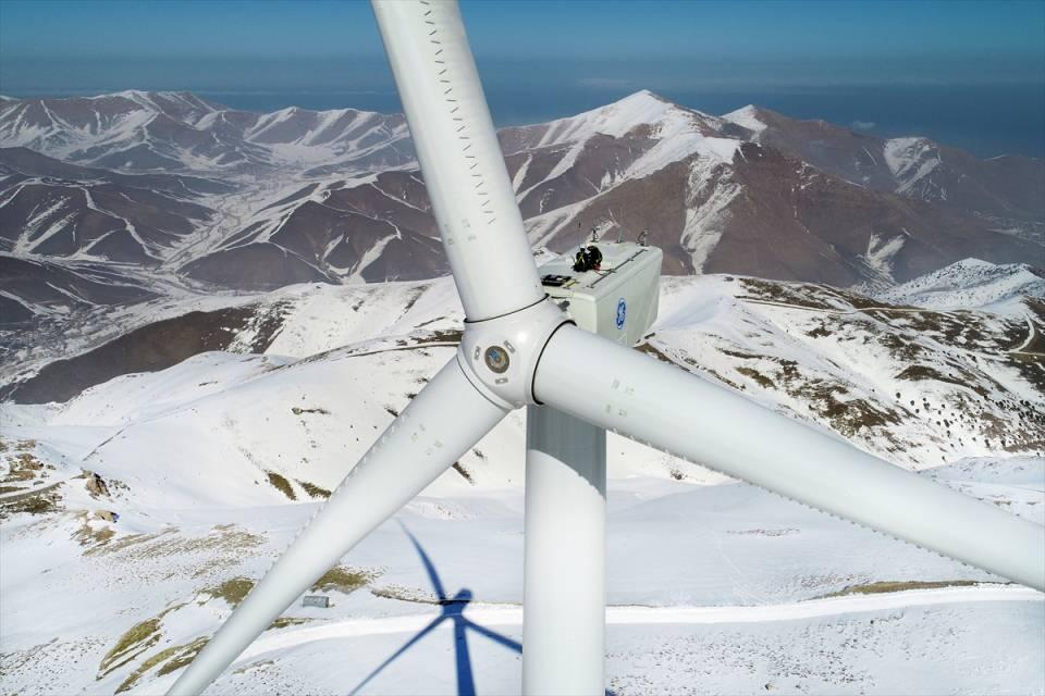 <p>En yüksek tribünümüz 3 bin rakımda. Burası Türkiye'nin en doğusunda ve ülkenin en yüksek rakımındaki enerji santralidir. Rüzgar konusunda çok verimli bir bölge. Yüksek bir noktada yer alması rüzgarı daha iyi almasını sağlıyor. Bu da enerji üretimine iyi katkı sağlıyor." diye konuştu.</p>

<p> </p>
