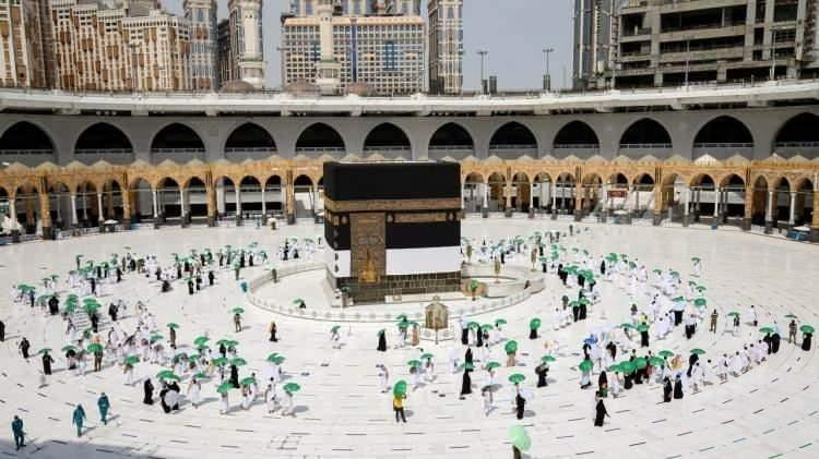<p>Suudi Arabistan'a seyahat edecek yolcuların önceden negatif olan PCR test sonucunu ibraz etme zorunluluğunun da kaldırıldığı aktarılan açıklamada, ülkeye gelenler için karantina uygulamasının da iptal edildiği kaydedildi. </p>