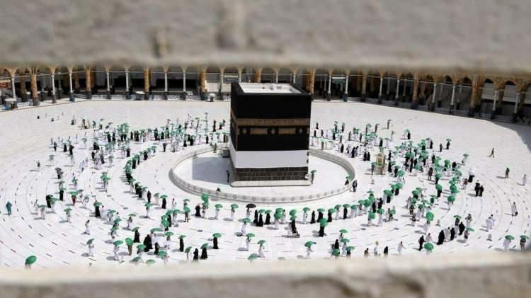 <p>Mart ayı itibariyle alınan karar sonrası Mescid-i Haram’da Müslümanlar Covid-19 salgınından bu yana ilk defa sosyal mesafe kuralına uymadan sabah namazı kıldı.</p>