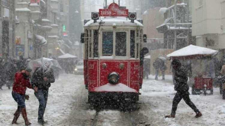 <p>İSTANBUL'A KAR GERİ GELİYOR<br />
<br />
Meteoroloji Genel M&uuml;d&uuml;rl&uuml;ğ&uuml; 1 Mart hava durumu raporunu yayımladı. Rapora g&ouml;re Balkanlar &uuml;zerinden gelen kar yağışı, Edirne ve Kırklareli'nin y&uuml;ksek kesimlerinde etkili olmaya başladı. Yurt genelinde soğuk ve yağışlı hava etkili olurken bu akşam İstanbul'da yağmur bekleniyor. &Ouml;te yandan &Ccedil;atalca'da bu sabah saatlerinde kar yağışı etkili oldu. CNN T&Uuml;RK Meteoroloji Danışmanı Prof. Dr. Orhan Şen&rsquo;de yarın i&ccedil;in kar uyarısında bulundu.<br />
&nbsp;</p>
