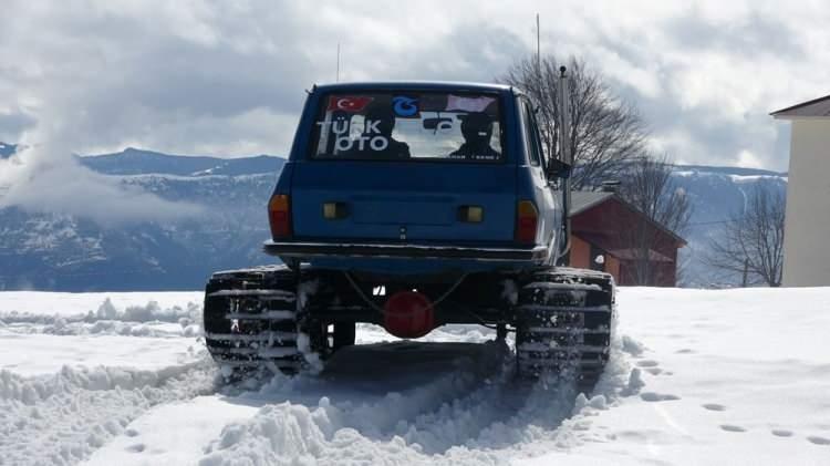 <p>Türkmen, otomobile işçiliğini kendi yaparak palet taktı. Paletli Torosun direksiyonunu da iptal eden makas ustası, tank düzeneğine benzer fren sistemi geliştirdi.</p>