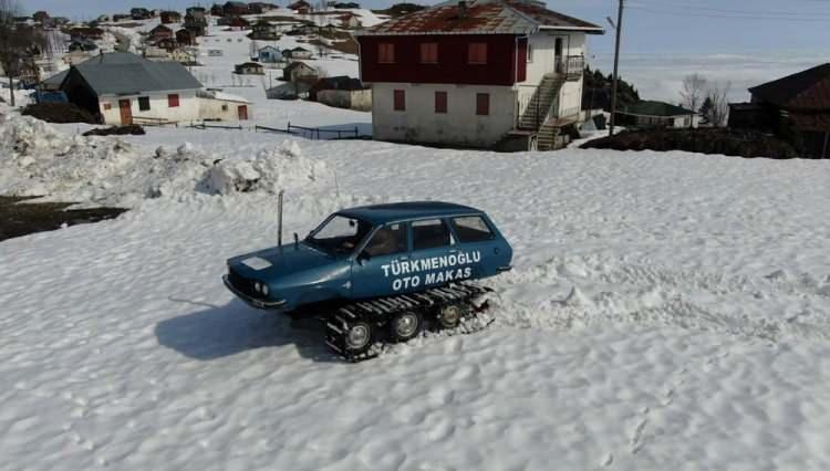 <p>Trabzon’un gözde turizm merkezlerinden biri olan Hıdırnebi Yaylası’na gelen yerli ve yabancı turistlerin de ilgi gösterdiği paletli Torosun sahibi Türkmen, şimdilerde ise farklı bir proje yapmak için aracını satmayı düşünüyor.</p>
