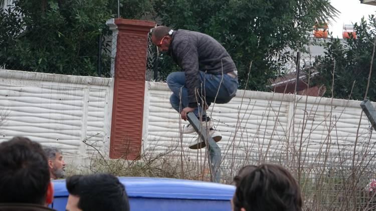 <p>Olay, Kepez ilçesi Hal Kavşağı’nda meydana geldi. Edinilen bilgiye göre; Abdullah Ç., iddiaya göre bir yakınına tamire götürmesi için otomobilini verdi.</p>
