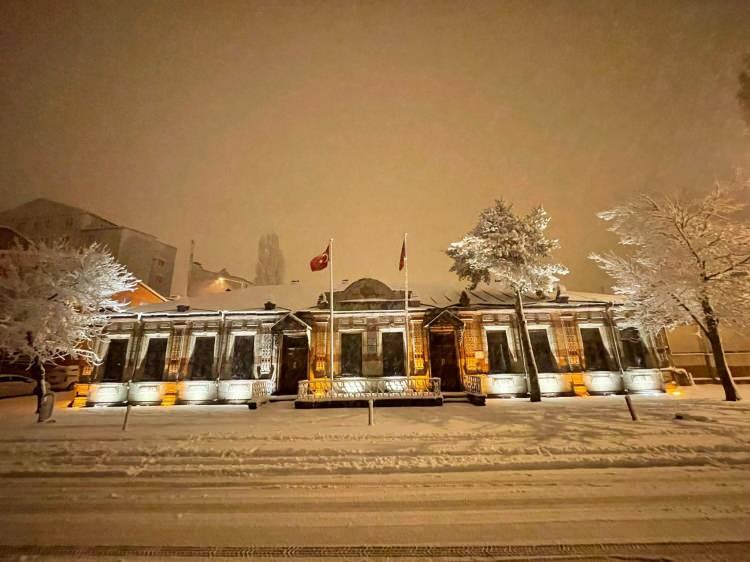 <p>Ardahan'da lapa lapa kar yağışı sonrası kent merkezi yeniden beyaza büründü.</p>
