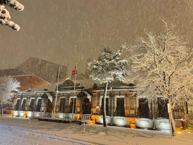 <p>Ardahan'da akşam saatlerinde başlayan kar yağışı sürüyor. Yoğun kar yağışının etkili olduğu kentte, cadde ve sokaklar beyaza büründü.</p>
