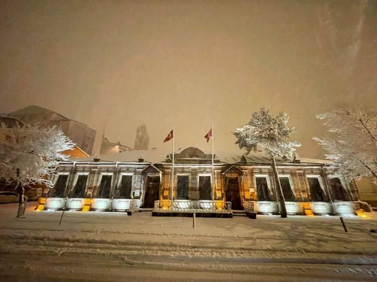<p>Yetkililer ise, buzlanma ve don olayına bağlı ulaşımda aksamalar gibi olumsuzluklara karşı dikkatli ve tedbirli olunması çağrısı yaptı.</p>