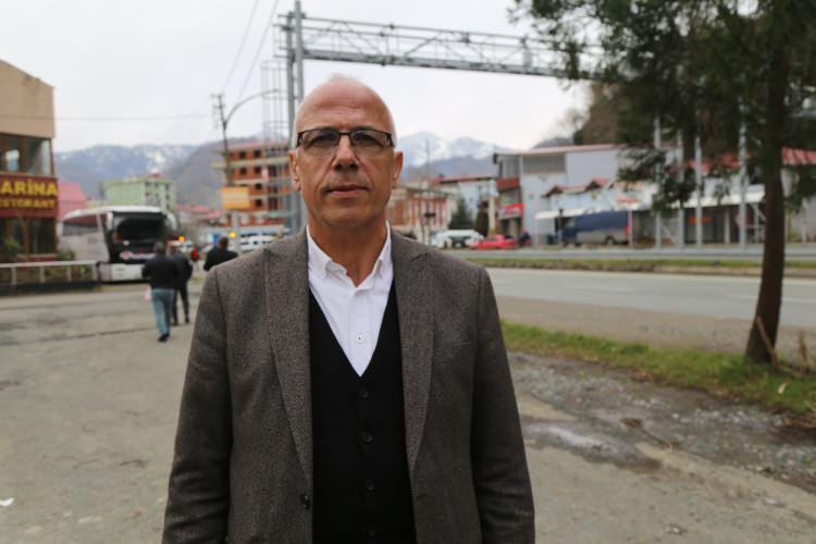 <p>Sarp Sınır Kapısındaki yoğunluk nedeniyle açıklamalarda bulunan Hopa Ticaret ve Sanayi Odası Yönetim Kurulu Başkanı Osman Akyürek, Savaşın bir an önce bitmesi temennisinde bulundu. Akyürek, “İran’ın, Ukrayna tırlarının girişlerin durdurulması, kara hudut kapıları üzerinde ülkemize doğru artan yoğunluğu neden oldu. </p>
