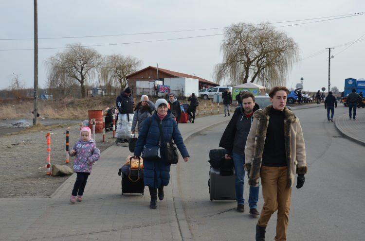 <p>Rusya’nın Ukrayna’ya yönelik saldırıları devam ederken, Rus ordusunun saldırılarından kaçan Ukraynalı sivillerin Polonya sınırında bulunan Medika Sınır Kapısı’ndan geçişleri sürüyor.</p>
