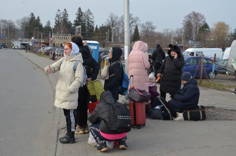 <p>Uzun yol kat ederek gelen Ukraynalı sığınmacılar, savaştan sağ kurtulduklarına sevinirken, vatanlarını terk etmek zorunda kalmanın da hüznünü bir arada yaşıyorlar.</p>