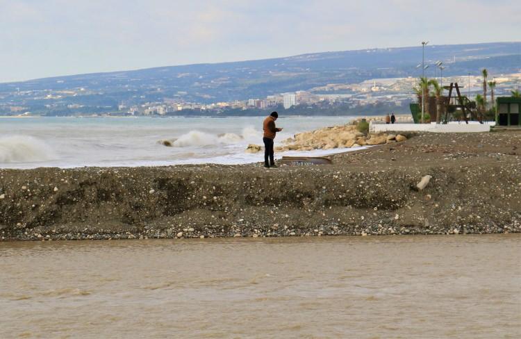 <p>Kıyadan itibaren yaklaşık 1 kilometre açığa kadar dereden gelen çamurlu su denizin bir bölümünü kahverengiye çevirdi. </p>