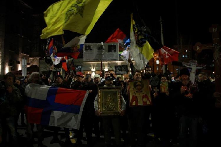 <p>"Ruslar ve Sırplar kardeştir" sloganı atılan gösteride, "Halkın Devriyeleri"nin temsilcisi Damnjan Knezevic, "1992'de bize, bugün de Rusya'ya baskı yapmaya çalışanlar bilsin ki Slav ruhunu taşıyanlar için yapılan baskının etkisi, 'okyanustaki bir damla su' gibidir. Rusya'ya ve Belarus'a yaptırım uygulayacak bir Sırp yok." diye konuştu.</p>
<p> </p>