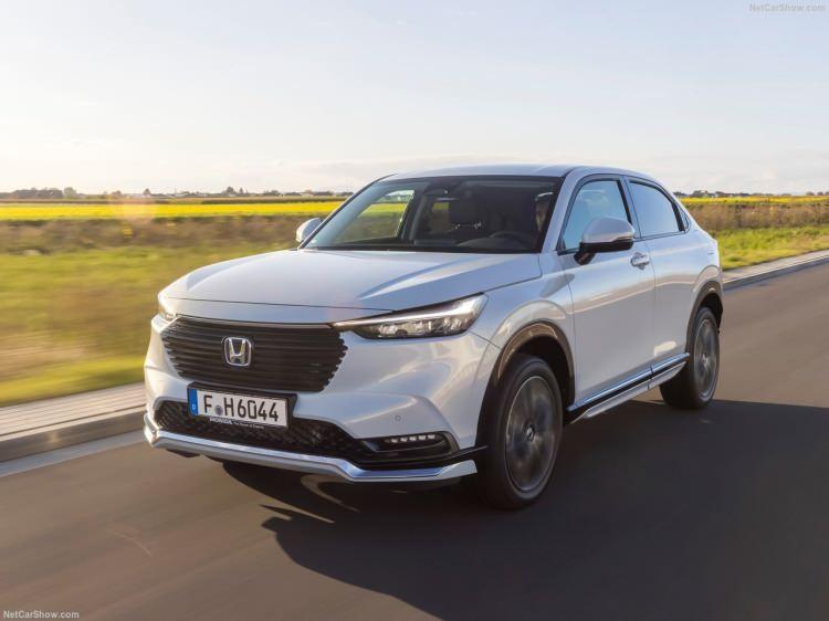 <p><strong>SADECE HIBRIT OLARAK SATILIYOR</strong></p>

<p>Yenilenen HR-V'nin, öncüsüne kıyasla coupe SUV esintilerine sahip bir modele dönüştüğü görülüyor. Hatta, otomobilin 4 bin 340 mm'lik uzunluğu, bin 170 mm'lik genişliği, bin 582 mm'lik yüksekliği göz önüne alındığında, tasarımı ve hibrit motoru haricinde ölçüleri ile de doğrudan Toyota C-HR'ı kendine rakip olarak belirlediği söylenebilir.</p>
