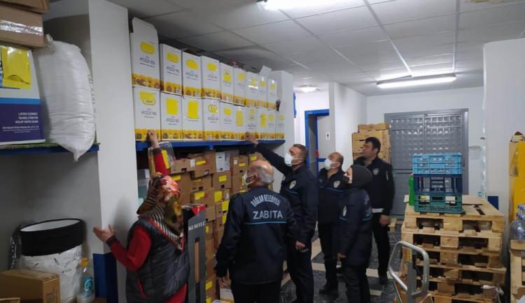 <p><strong>RAFTAN KALDIRIP DEPOYA SAKLAMIŞLAR</strong></p>
<p>Diyarbakır'ın Bağlar Belediyesi zabıta ekipleri, ayçiçek yağı fiyatlarına zam yapılacağı spekülasyonları üzerine ürünleri raflardan kaldırıp depolarda saklayan marketlere yönelik gece baskını düzenledi. Diyarbakır'da Bağlar Belediyesi zabıta ekipleri, ayçiçek yağı fiyatlarına zam yapılacağı yönündeki spekülasyonlar üzerine stokçuluk yapan marketlere gece saatlerinde baskın düzenledi. Belediye Başkanı Hüseyin Beyoğlu'nun talimatıyla ilçe genelinde anlık baskınlar yapan zabıta ekipleri, depolarda stoklanmış ürünlerle karşılaştı.</p>