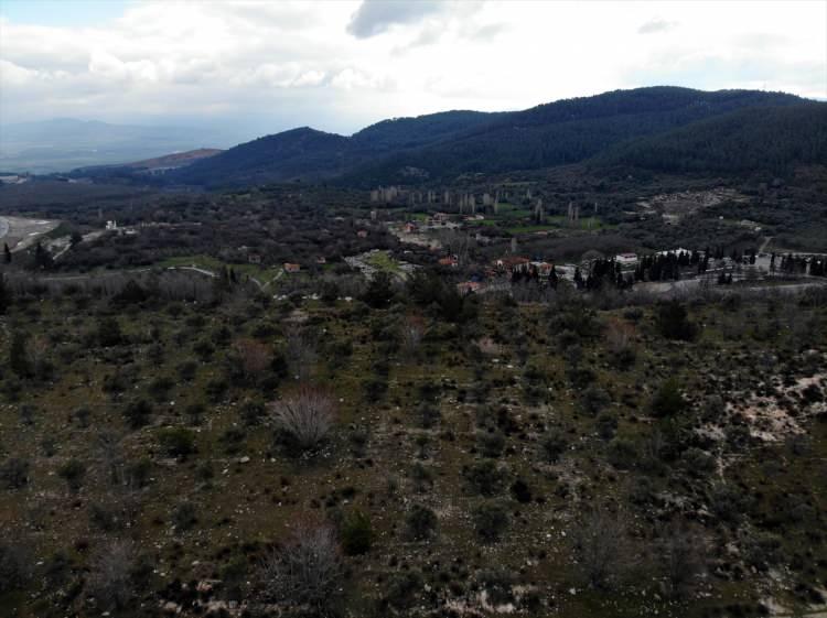 <p>Tiryaki, kurumlarının içinde yer aldığı topluma ve çevreye her zaman büyük duyarlılıkla yaklaştığını, hava, su ve atık yönetimi konusunda gerçekleştirilen çalışmalarla Çevre, Şehircilik ve İklim Değişikliği Bakanlığı tarafından verilen "Çevre İzin/Lisans Belgesi"ne sahip olduklarını, sismik, hidrojeolojik, jeoteknik etütler ve benzeri tüm çalışmalarda birçok üniversiteden konusunda uzman kişi ve kurumlarla iş birliği yaptıklarını ifade etti.</p>