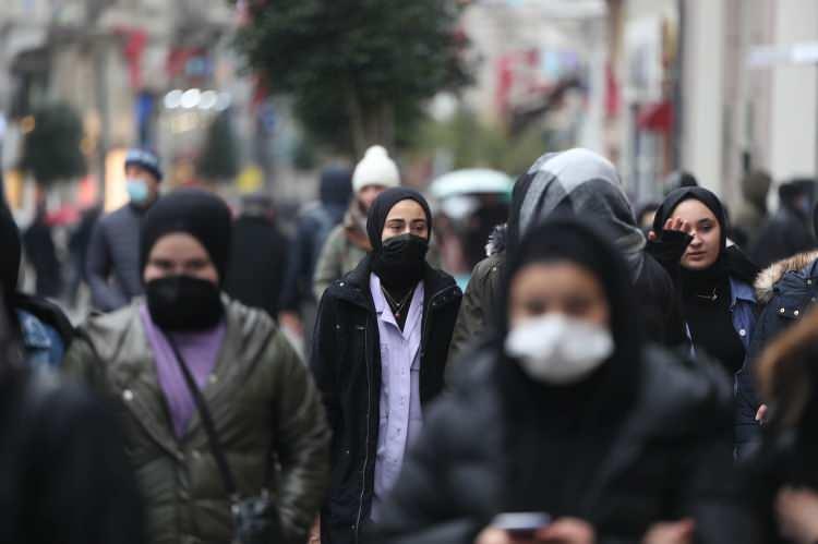 <p><span style="color:rgb(99, 99, 99)">Açık havada maske takma zorunluluğu kaldırıldı. Kararın ilk gününde İstanbul'un en kalabalık noktalarından İstiklal Caddesi'nde bazıları maskelerini çıkarırken, bazıları ise takmaya devam etti.</span></p>
