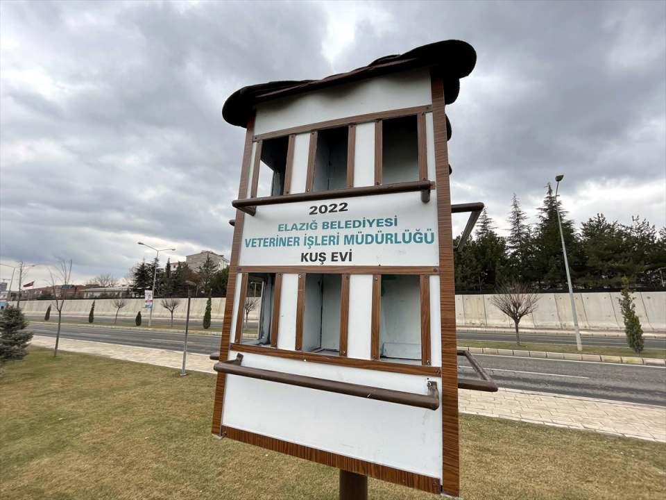 <p><strong> "Hem sıcağı hem de soğuğu geçirmeyecek şekilde yaptık"</strong></p>

<p>Kuş evlerinin montajını yapan marangoz Sezai Ant da "dubleks kuş evleri"nin kent sakinlerince de beğenildiğini anlattı.</p>
